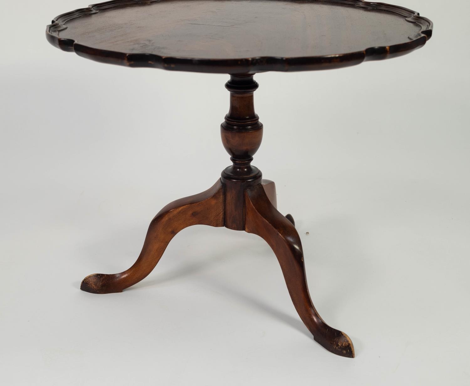 MODERN GEORGIAN STYLE FIGURE MAHOGANY SNAP TOP LOW OCCASIONAL TABLE, the flame cut top with - Image 2 of 3