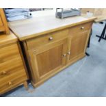 A MODERN LIGHT OAK SIDEBOARD, TWO DRAWERS OVER TWO DOORS WITH BRASS KNOB HANDLES, 4? WIDE