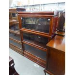 A THREE PART EARLY TWENTIETH CENTURY MAHOGANY GLOBE WERNICKE TYPE SECTIONAL BOOKCASE WITH PLAIN UP