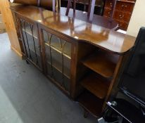 A MAHOGANY LONG AND LOW DISPLAY CABINET WITH TWO ASTRAGAL GLAZED DOORS FLANKED BY OPEN SHELVES, ON