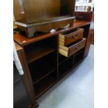 A REPRODUCTION LONG LOW BOOKCASE, HAVING TWO DRAWERS ABOVE OPEN BOOKSHELVES, FLANKED BY OPEN