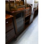 A REPRODUCTION LONG LOW BOOKCASE/DISPLAY CABINET, HAVING TWO DRAWERS ABOVE AN OPEN SECTION,