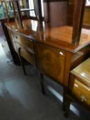 AN EARLY TWENTIETH CENTURY MAHOGANY SHALLOW BOW FRONT SIDEBOARD, ON SQUARE TAPERED LEGS WITH SPADE