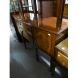 AN EARLY TWENTIETH CENTURY MAHOGANY SHALLOW BOW FRONT SIDEBOARD, ON SQUARE TAPERED LEGS WITH SPADE