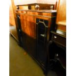 AN EARLY TWENTIETH CENTURY MAHOGANY BOOKCASE WITH CENTRAL ENCLOSED CUPBOARD BETWEEN GLAZED CABINETS,