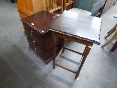 A MODERN MAHOGANY THREE DRAWER BEDSIDE CHEST, WITH BRASS TEAR SHAPED DROP HANDLES AND AN OAK