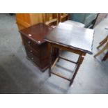 A MODERN MAHOGANY THREE DRAWER BEDSIDE CHEST, WITH BRASS TEAR SHAPED DROP HANDLES AND AN OAK