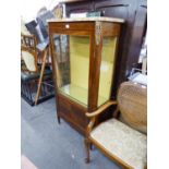 A TWENTIETH CENTURY FRENCH MARBLE TOPPED VITRINE