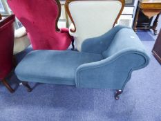 A REPRODUCTION CHAISE LONGUE, COVERED IN GREEN FABRIC AND RAISED ON CABRIOLE LEGS