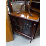A LATE VICTORIAN/EDWARDIAN MAHOGANY CORNER CABINET, WITH TWO GLASS FRONTED DOORS APPLIED WITH