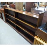 A LOW, LONG MAHOGANY OPEN BOOKCASE HAVING SIX SECTIONS (L 220cm x H 110cm x D 14cm)