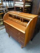 A MID CENTURY TEAK CYLINDER TOP BUREAU/WRITING DESK, THE INTERIOR HAVING THREE SMALL DRAWERS  AND