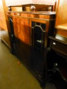 AN EARLY TWENTIETH CENTURY MAHOGANY BOOKCASE WITH CENTRAL ENCLOSED CUPBOARD BETWEEN GLAZED CABINETS,