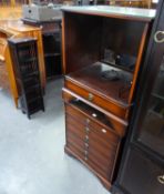 A SMALL REPRODUCTION MAHOGANY FOUR DRAWER CHEST OF DRAWERS AND A SIMILAR UNIT WITH OPEN SECTION