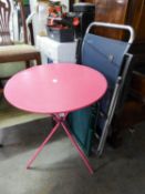 A PINK METAL SMALL CIRCULAR GARDEN TABLE, ON THREE CROSS-OVER LEGS AND METAL AND TWO  GREEN CANVAS