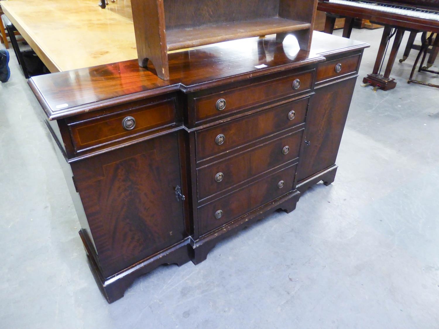 A MAHOGANY SMALL GEORGIAN STYLE BREAKFRONT SIDEBOARD, WITH NEST OF FOUR GRADUATED CENTRE DRAWERS,
