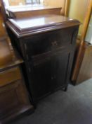 AN EARLY 20TH CENTURY GRAMOPHONE CABINET WITH LIFT-UP TOP AND TWO  CUPBOARDS AND ONE DRAWER BELOW