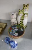 A SET OF FOUR COLLECTORS PLATES - CATS AND OTHER CAT ORNAMENTS