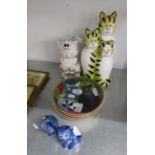 A SET OF FOUR COLLECTORS PLATES - CATS AND OTHER CAT ORNAMENTS