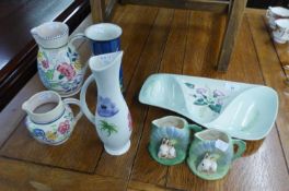 A LARGE CARLTON WARE DISH, A LARGE POOLE POTTERY JUG AND MATCHING SMALLER JUG, TWO SMALL HORNSEA