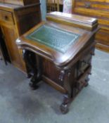 A GOOD QUALITY VICTORIAN STYLE DAVENPORT, HAVING TWO BANKS OF FOUR DRAWERS TO EACH SIDE, THE LIFT-
