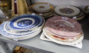 TWENTY SIX VARIOUS DECORATIVE PLATES, MAKERS TO INCLUDE; MIDWINTER, RIDGWAY 'WILLOW PATTERN', MEAKIN