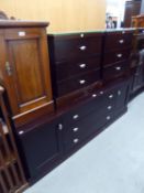 A GOOD QUALITY DARKWOOD LOW BEDROOM UNIT, HAVING CENTRAL DRAWERS, FLANKED BY TWO CUPBOARDS AND A