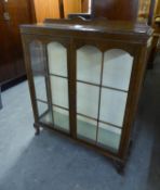 AN OAK SMALL DISPLAY CABINET WITH TWO GLAZED DOORS, GLAZED SIDES, ON STUMP CABRIOLE SUPPORTS, 3?2?