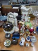 A SELECTION OF DECORATIVE ORNAMENTS TO INCLUDE; ROYAL DOULTON FIGURE 'JINGLE' (BOXED), 2 SMALL