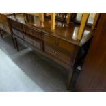 A STAG MAHOGANY SIX DRAWER DRESSING TABLE, HAVING TRIPLE MIRRORS, WITH STOOL (2)