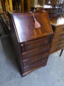 A SMALL REPRODUCTION MAHOGANY LADIES BUREAU, HAVING FOUR DRAWERS OVER DROP-FRONT