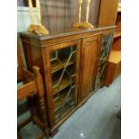 A BEVAN FUNNELL REPRODUCTION MAHOGANY BOOKCASE/DISPLAY CABINET,  HAVING CENTRAL ENCLOSED DOOR,