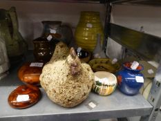 VARIOUS ITEMS OF STUDIO POTTERY TO INCLUDE; 2 JUGS, 2 BOWLS, A HEN AND A GREEN RIBBED POTTERY VASE