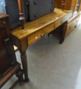 AN EARLY 20TH CENTURY OAK WRITING TABLE, THE TWO FRIEZE DRAWERS HAVING BRASS CUP HANDLES, ON FOUR