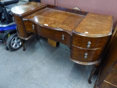 1930?S FIGURED WALNUT SERPENTINE FRONTED KNEEHOLE DRESSING TABLE WITH FIVE DRAWERS, ON CABRIOLE