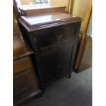 AN EARLY 20TH CENTURY GRAMOPHONE CABINET WITH LIFT-UP TOP AND TWO  CUPBOARDS AND ONE DRAWER BELOW
