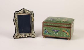 EARLY TWENTIETH CENTURY ORIENTAL CLOISONNÉ TABLE CIGARETTE BOX, of typical form with hinged cover