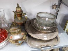 MIXED LOT OF ELECTROPLATE; TO INCLUDE; THREE GALLERIED TRAYS, MOULDED GLASS CLARET JUG, FRUIT BOWLS,