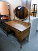AN EDWARDIAN KNEEHOLE DRESSING TABLE, WITH OVAL SWING MIRROR HAVING FOUR DRAWERS AND CENTRAL DRAWER,