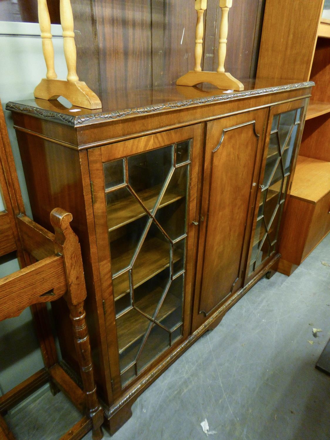 A BEVAN FUNNELL REPRODUCTION MAHOGANY BOOKCASE/DISPLAY CABINET,  HAVING CENTRAL ENCLOSED DOOR,