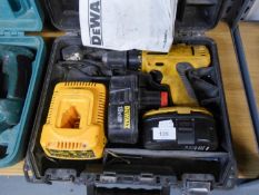 DE WALT CORDLESS 18V DRILL, IN CASE WITH TRANSFORMER AND BATTERIES