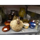 VARIOUS ITEMS OF STUDIO POTTERY TO INCLUDE; 2 JUGS, 2 BOWLS, A HEN AND A GREEN RIBBED POTTERY VASE