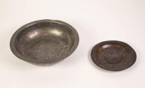 AN EIGHTEENTH CENTURY PEWTER SHALLOW BOWL, with flat rim, engraved with a griffin crest, between