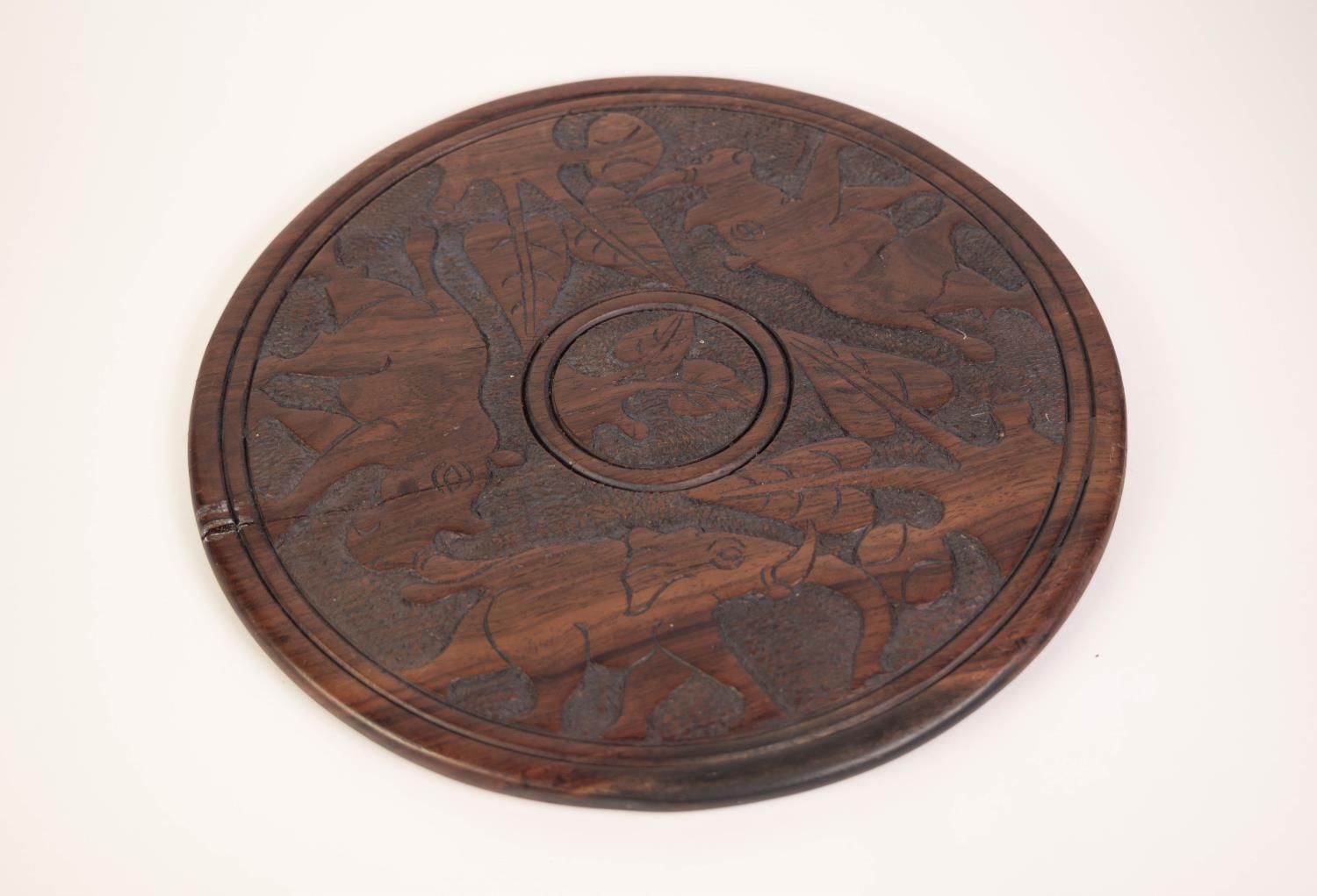 A TWENTIETH CENTURY AFRICAN CIRCULAR CARVED AND CHEQUERED WOODEN CHESS BOARD with dark and lighter - Image 4 of 4