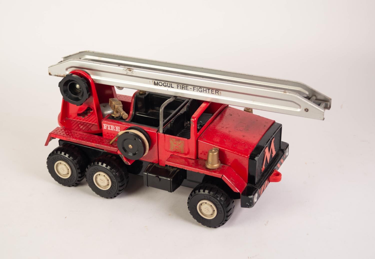 MECCANO HEAVY QUALITY PAINTED TIN PLATE MOGUL FIRE ENGINE, with hand operated bell, hose on reel - Image 2 of 2