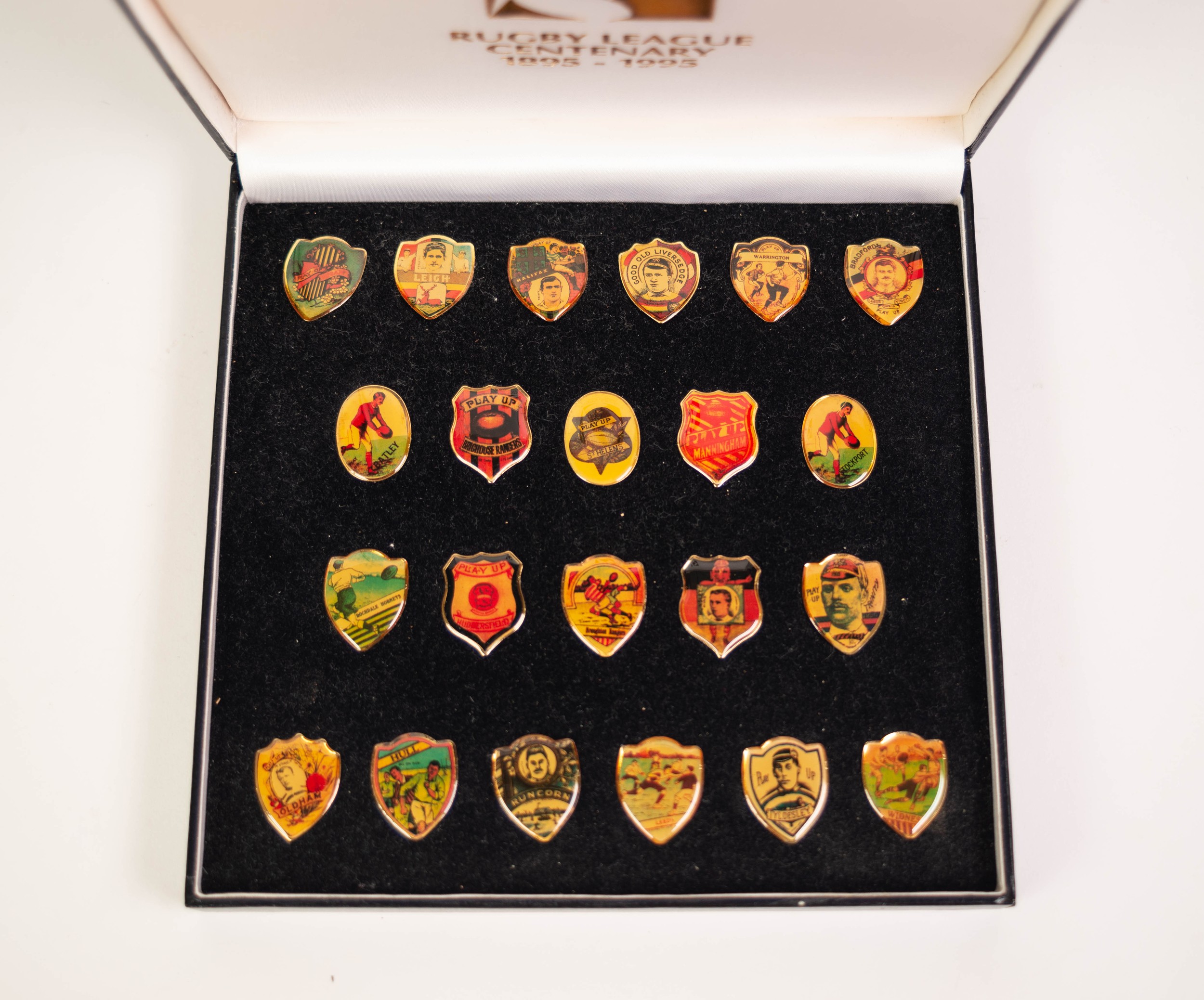 SMT ASSOCIATES LIMITED BOXED SET OF TWENTY TWO SHIELD SHAPED PINS, RUGBY LEAGUE CENTENARY 1895- - Image 2 of 3