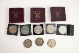 TWO GEORGE V 1935 JUBILEE CROWN COINS, THREE GEORGE VI 1951 FESTIVAL OF BRITAIN CROWN COINS,