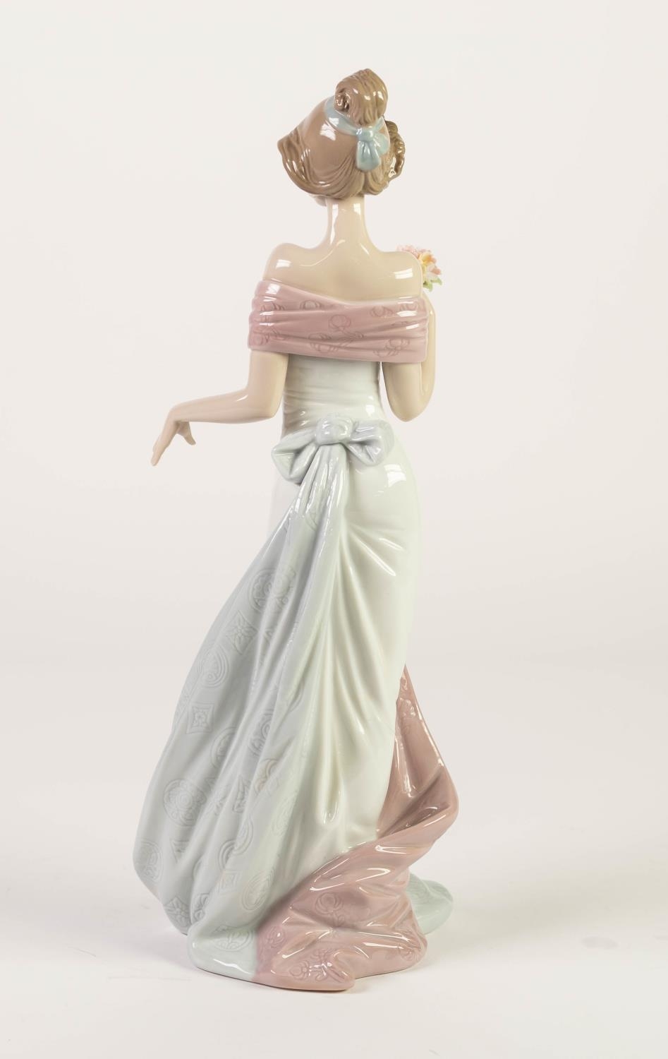 LLADRO PORCELAIN MODEL OF AN ELEGANT FEMALE FIGURE with flower spray in his right hand, model number - Image 2 of 2