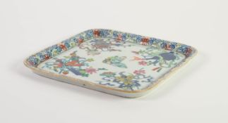 CHINESE QING DYNASTY PORCELAIN ROUNDED-SQAURE SHAPE TRAY with everted rim, well painted in