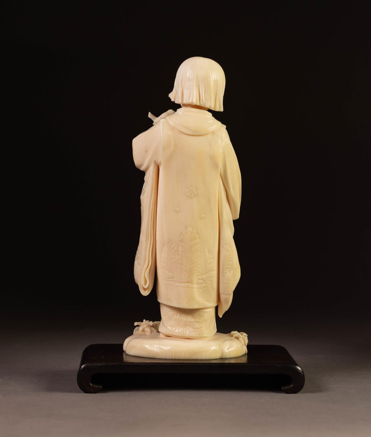 JAPANESE MEIJI PERIOD WELL CARVED ONE PIECE IVORY OKIMONO, modelled as a young girl holding a bird - Image 2 of 3